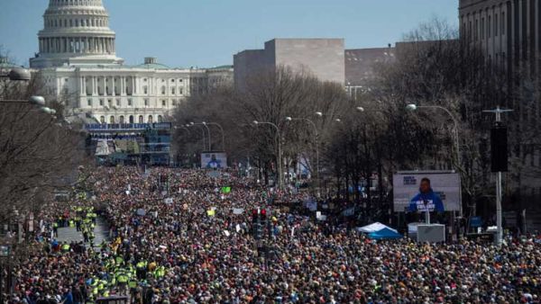 مئات آلاف الأمريكيين يتظاهرون للمطالبة بضبط حيازة السلاح 