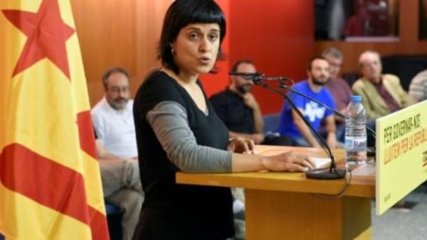 زعيمة كتالونية تفر إلى سويسرا هربا من المحاكمة في إسبانيا
