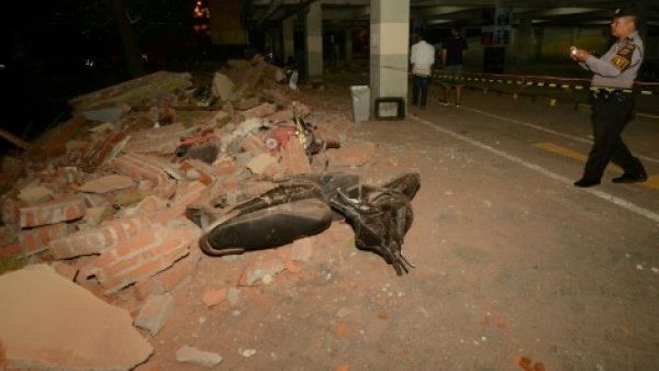 رجال الإنقاذ في إندونيسيا يواصلون البحث عن ناجين بعد الزلزال المدمر
