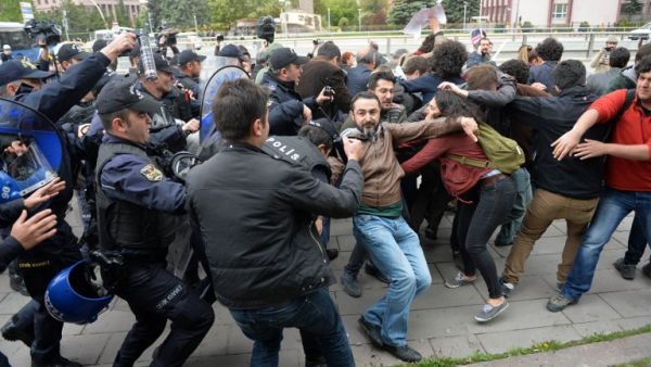 Turkish policemen (L) disperse demonstrators during a protest of pro-secular Turks outside the Parliament in Ankara on April 26, 2016. (AFP/Adem Altan)