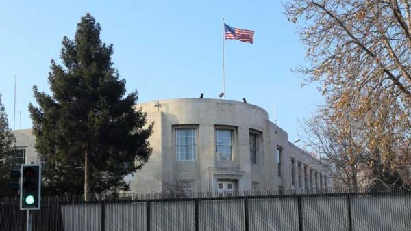 قالت السفارة إن خدمات مقابلات التأشيرات والخدمات الروتينية الأخرى ستلغى 