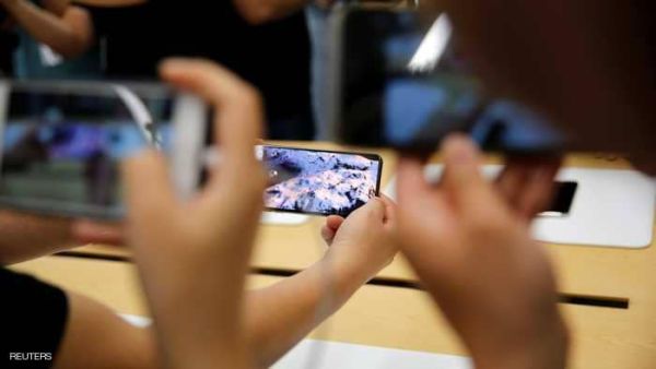 أظهرت إحدى صور شاشة آيفون "XS MAX"، التي يبلغ قياسها 6.5 إنش، مقسومة 