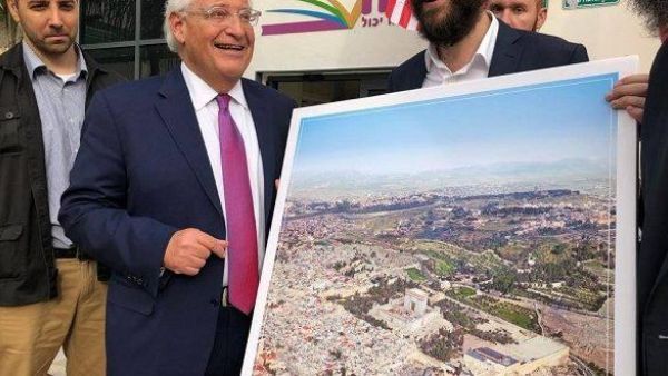 السفير الأميركي يتسلم صورة "الهيكل المزعوم"
