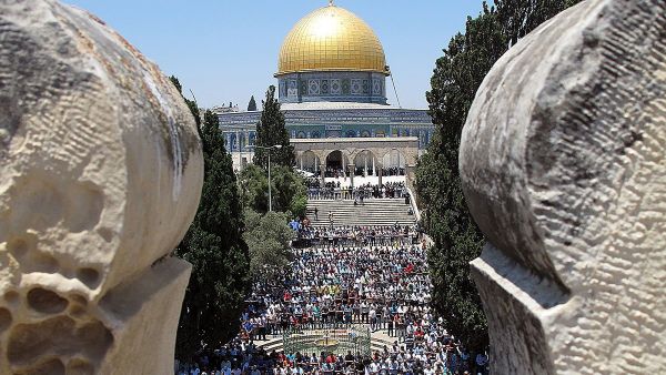Muslims perform the third Friday prayer of the Islam's holy fasting month of Ramadan at Al-Aqsa Mosque on July 03, 2015 in the Old City of Jerusalem. (AFP/File)