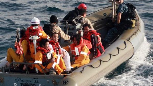 صورة ارشيفية نشرتها البحرية الاميركية لعملية انقاذ في بحر العرب
