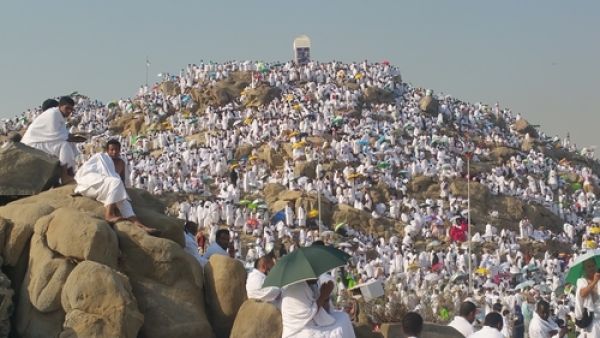 "يوم عرفة" هو اليوم الذي يكثر فيه المسلمون بالدعاء والأذكار