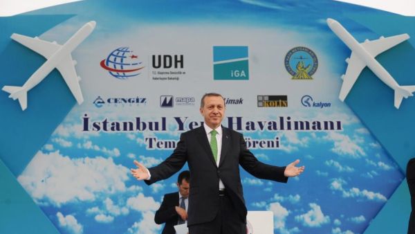 أكاديمي إماراتي ينتقد حكام بلده لاستقبال وفد رياضي إسرائيلي