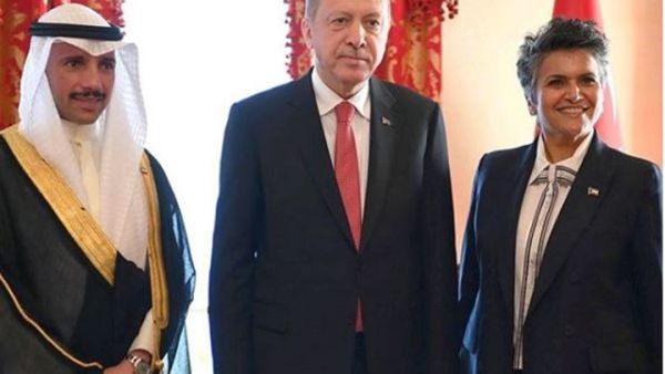 صفاء الهاشم هي برلمانية كويتية غير محجبة، تبلغ من العمر 54 عاما 