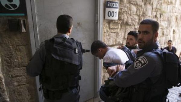 ضباط شرطة اسرائيليون يعتقلون فلسطينيا اثناء مواجهات في القدس يوم الاثنين
