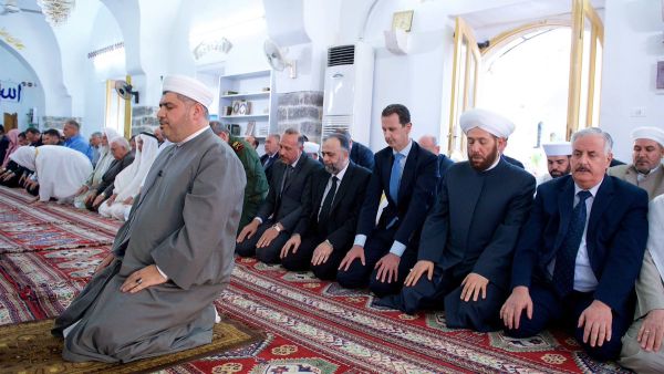 الأسد يؤدي صلاة عيد الفطر في حماة