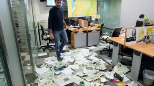 اقتحام مكتب صحيفة الشرق الاوسط السعودية في بيروت 
