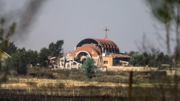 كنيسة أشورية لحقت بها أضرار بسبب ما قال نشطاء إنه تفجير نفذه مسلحون من تنظيم الدولة الإسلامية في بلدة تل نصري
