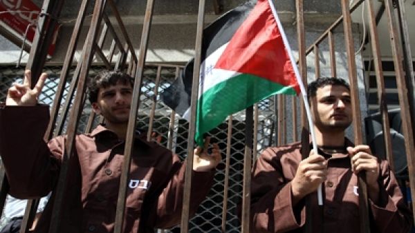 الأسرى المضربين يدخلون مرحلة "حرجة"