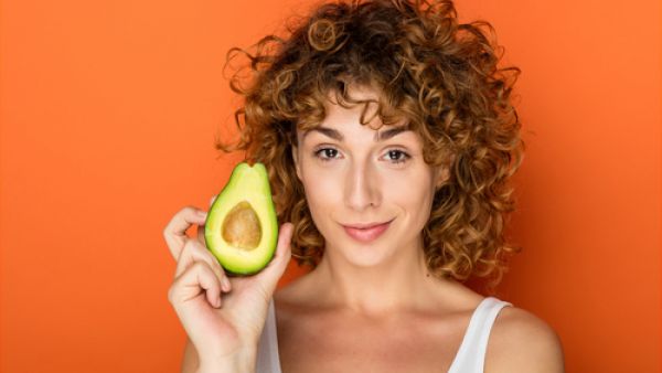 وصفة الأفوكادو للعناية بالشعر في فصل الشتاء