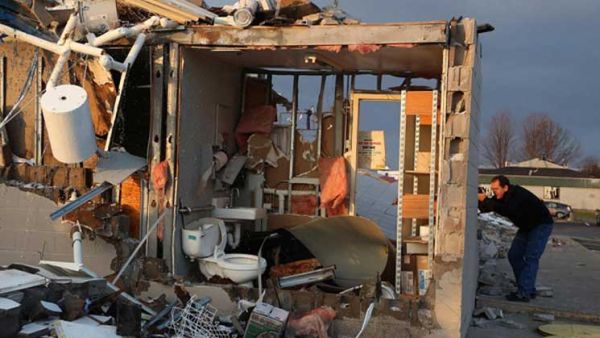 عواصف قتلت 3 في الغرب الأوسط الأمريكي تصل إلى شرق البلاد