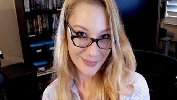 ممثلة إباحية تتقاعد للتقرغ لكاتبة المقالات
