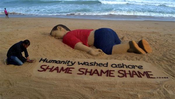 Indian artist Sudarsan Pattnaik works on a sand sculpture depicting drowned Syrian boy Aylan Kurdi. (AFP/File)