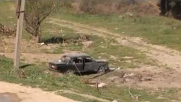 سيارة محطمة جراء الاشتباك بين القوات الارمينية والاذربيجانية في ناجورنو-قرة باغ يوم السبت
