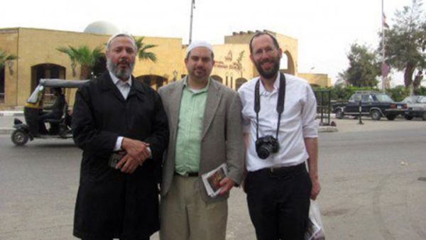 عمر سالم (يسار) اصطحب حاخامات متخفين إلى جامعة الأزهر سابقا