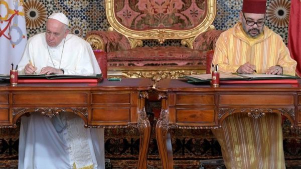 البابا استقبل بشكل رسمي في ساحة مسجد "حسان" بحضور نحو 25 ألف شخص 
 البابا استقبل بشكل رسمي في ساحة مسجد "حسان" بحضور نحو 25 ألف شخص