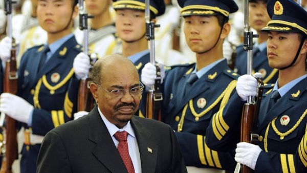 Sudanese President Omar al-Bashir walks past Chinese military honor guard during a welcoming ceremony in Beijing on June 29, 2011. (Liu Jin/ AFP)