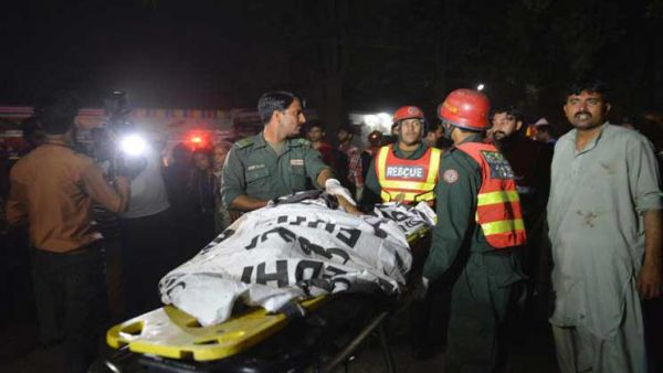  الانفجار وقع أثناء تجمع أشخاص لمرافقة جثمان محام بارز