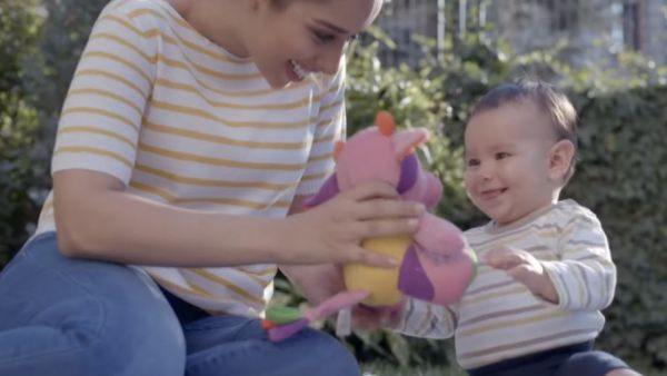 لقطة من فيديو كليب الفنّانة بلقيس فتحي "أهلًا يا ماما"