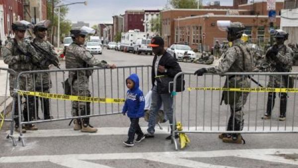 أفراد من الحرس الوطني امام مقر شرطة بالتيمور
