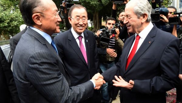 Tunisian Assembly President Mohamed Ennaceur (R) shakes hands with World Bank chief Jim Yong Kim (L) and UN chief Ban Ki-moon before their meeting in Tunis on March 28, 2016. (AFP/Fethi Belaid)