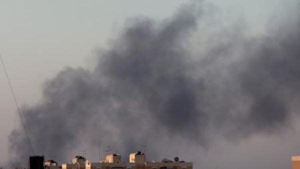 دخان يتصاعد فوق منطقة اشتباكات بين قوات موالية للحكومة وجماعات لديها صلات بجماعة أنصار الشريعة في بنغازي 
