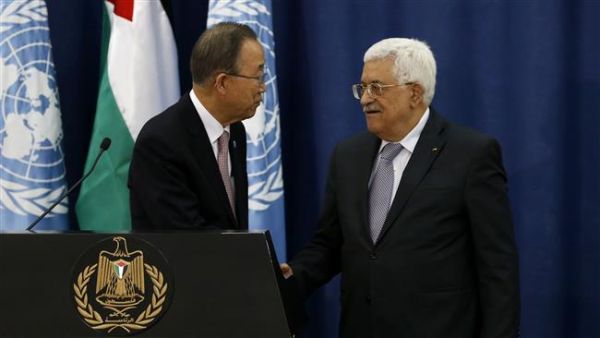 United Nations Secretary General Ban Ki-moon (L) shakes hands with Palestinian President Mahmoud Abbas during a press conference following a meeting in the West Bank city of Ramallah, October 21, 2015. (AFP/File)