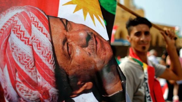 موالون لبارزاني يحرقون مقرين لحزبيين في دهوك