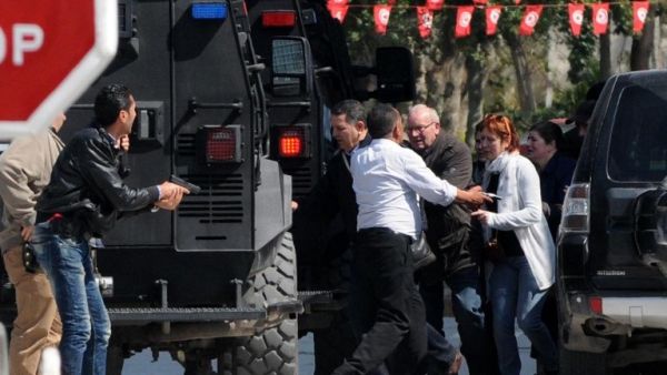 اخلاء السياح من موقع الهجوم في متحف "باردو" الشهير في تونس، 18 اذار/مارس 2015
