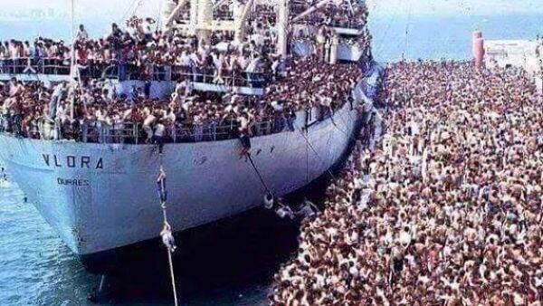 The photo actually depicts Albanian refugees arriving in Italy, not Europeans arriving in WW2. (Twitter)
