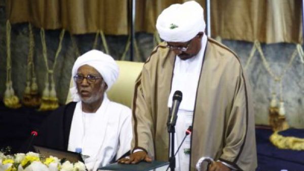 البشير يعد بفتح “صفحة جديدة”