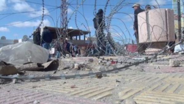 سلك شائك حول مكان هجوم شنه مقاتلون اسلاميون ضد ثكنات الجيش والشرطة في بلدة بن قردان في تونس
