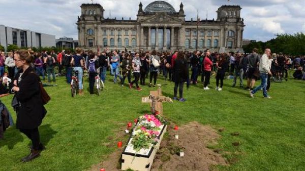 متظاهرون يحفرون قبورا في برلين دعما للمهاجرين