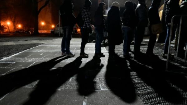 مهاجرون ولاجئون ينتظرون تسجيل اسمائهم في احد مخيمات برلين