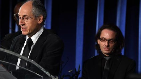 رئيس تحرير المجلة جيرار بيار يتحدث خلال الحفل
