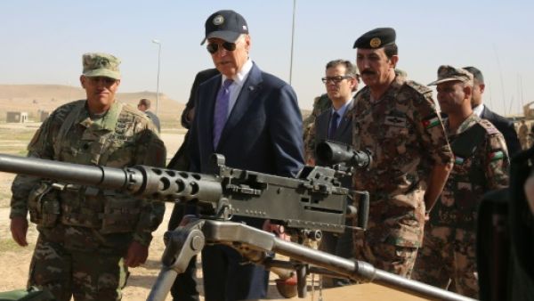 نائب الرئيس الاميركي جو بايدن خلال زيارته مركز تدريب مشترك للقوات الاميركية والاردنية شرق عمان