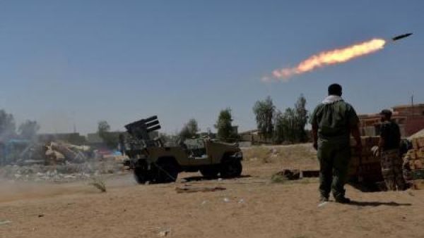 مقاتلون شيعة يطلقون صاروخا باتجاه مقاتلي الدولة الاسلامية في بيجي
