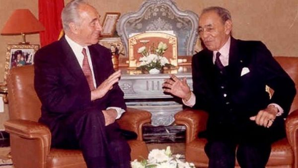 العاهل المغربي (يمين) وشمعون بيريز
