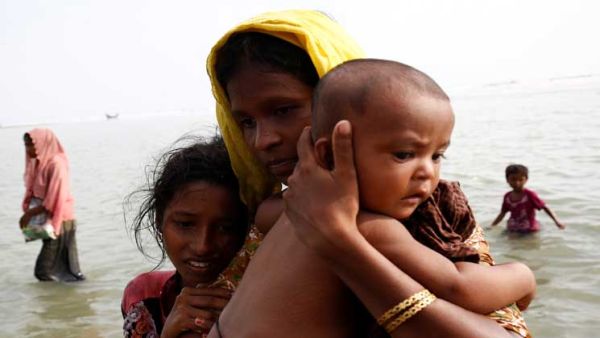 عبر اكثر من 125 الف لاجئ من بورما الحدود الى بنغلادش 
