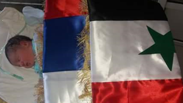 قالت قاعدة "حميميم" إن الطفل يبدو جميلا وبصحة جيدة 