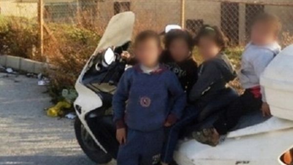 الأطفال السوريون بعد إتمام الصفقة يركبون دراجة لامب 