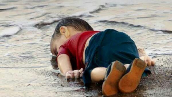 طفل سوري لفظة البحر على شواطئ تركيا 