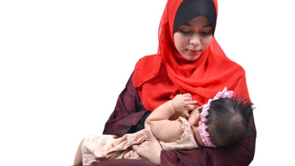 دلكي الثدي بلطف ليساعد على إنتاج حليب غني وذي سعرات حرارية عالية