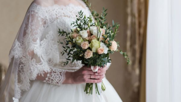 عروس العيد لها نكهة خاصة لا بد من خلطات للعناية بجمال العروس 
