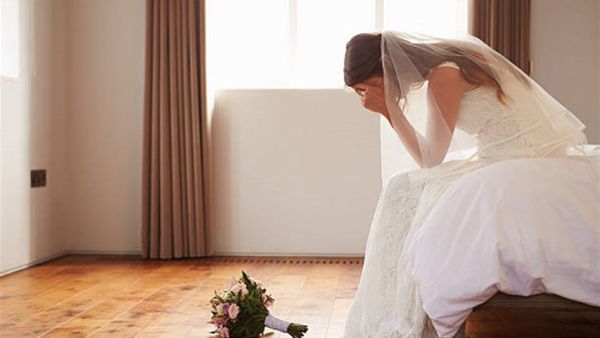 تايلاندية تواجه أقوى صدمة في حياتها.. عريسها تخلى عنها يوم زفافهما!