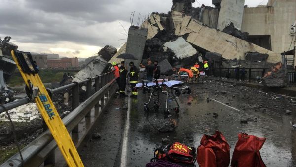 قتلى وجرحى بانهيار أحد جسور السيارات في مدينة جنوى الإيطالية
